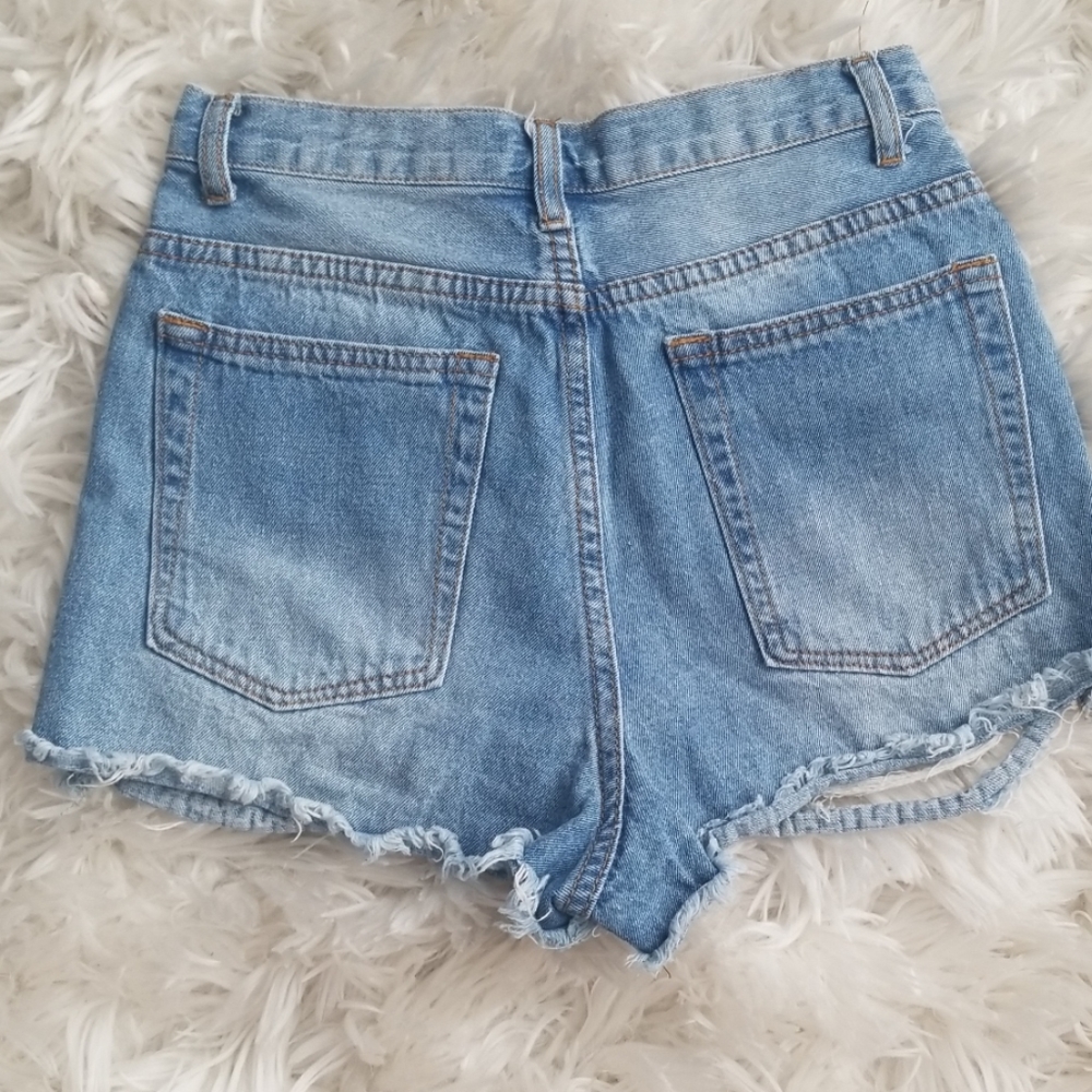 Distresses Jean Shorts - Picture 2 of 3